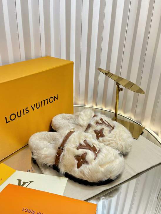 Picture of Louis Vuitton Slippers _SKULVsz35-39mnq1128507